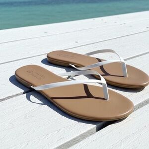 🆕LC Lauren Conrad White Strap Tan Footbed Thong Sandals